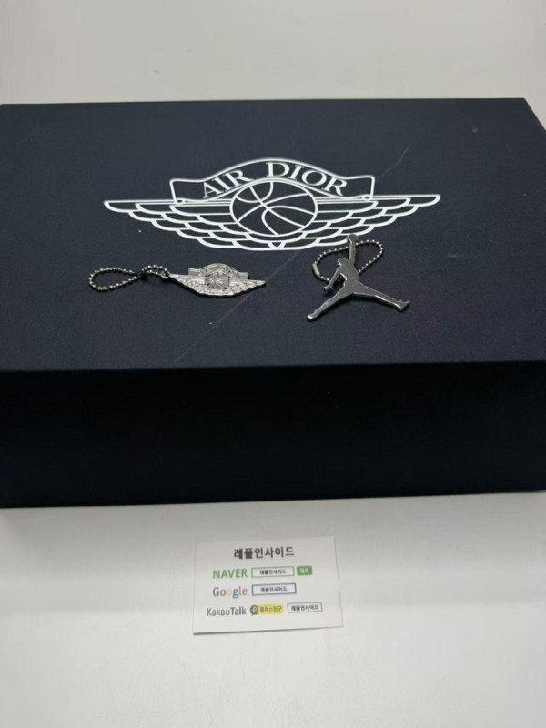 레플리카 명품 [AIR JORDAN] 에어조던1 레트로 로우 OG x 디올 DIOR CN8608-002 남녀공용 (PK공장) - 상세 이미지 9 실사 9