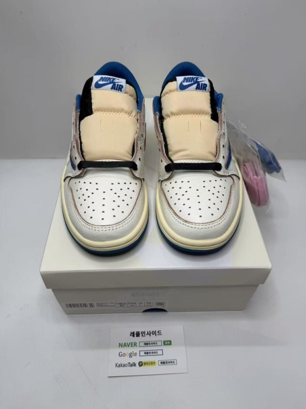 레플리카 명품 [AIR JORDAN] 트래비스 스캇 x 프라그먼트 x 에어조던1 로우 밀리터리 블루 DM7866-104 남녀공용 (OG공장) - 앞면 실사 1