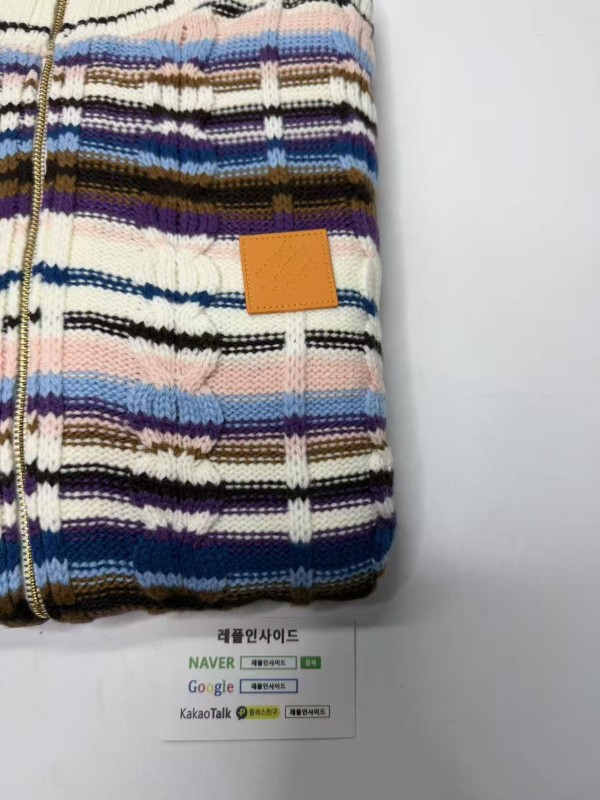 레플리카 명품 [LOUIS VUITTON] 루이비통 스트라이프드 케이블 니트 트랙 톱 남성용 - 디테일 실사 4
