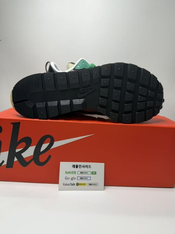 레플리카 명품 [NIKE] 나이키 X 사카이 베이퍼와플 스트링 빌런레드 DD3035-200 남녀공용 (PK공장) 디테일 실사! - 로고 실사 5
