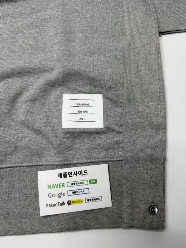 레플리카 명품 [Thom Browne] 톰브라운 포바 클래식 퓨어 코튼 라운드넥 맨투맨 실사 디테일! - 로고 실사 5