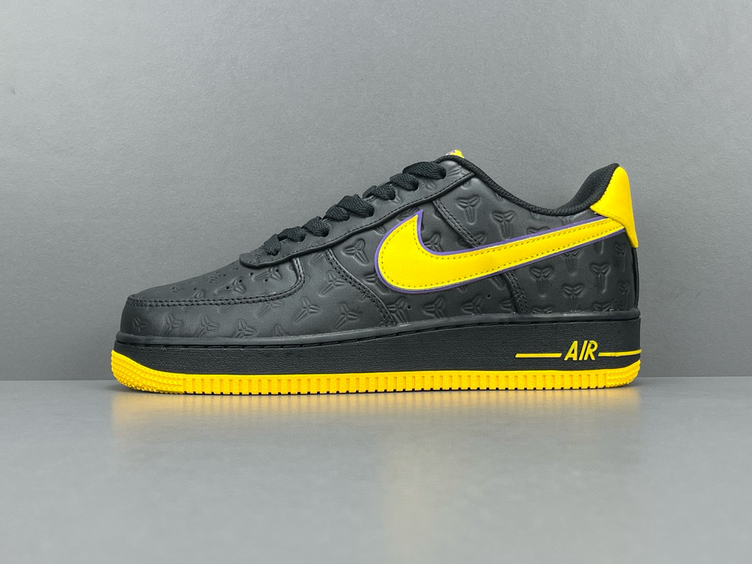 [NIKE] 나이키 x 코비 에어포스1 로우 QS 블랙 바시티 메이즈 HV5122-001 남성용