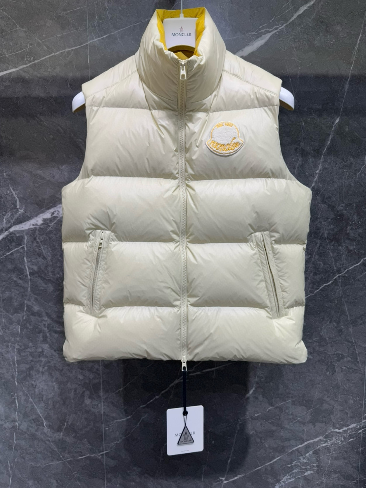 [MONCLER] 몽클레어 LIPSI 다운 베스트 조끼 패딩 화이트 남성용