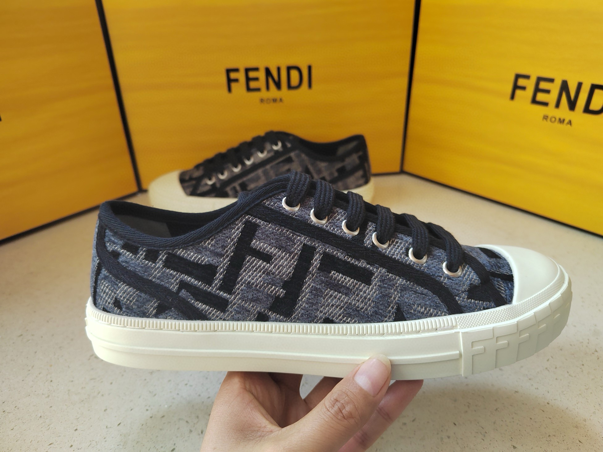 [FENDI] 펜디 도미노 스니커즈 남녀공용
