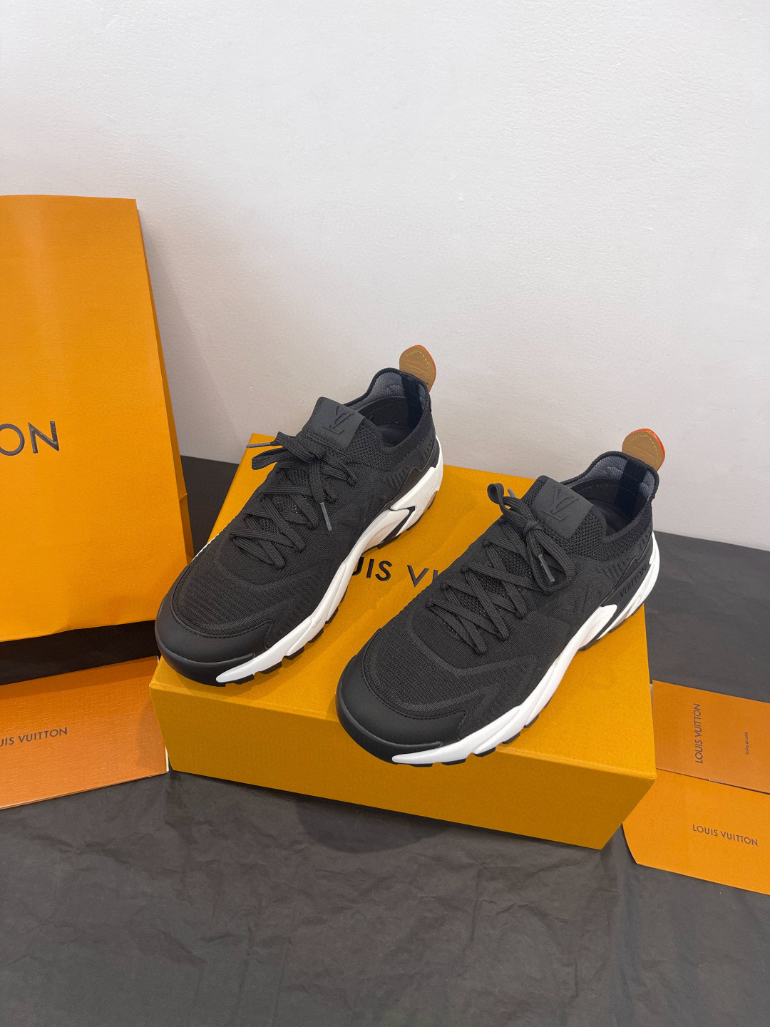 [LOUIS VUITTON] 루이비통 클래식 스니커즈 남성용