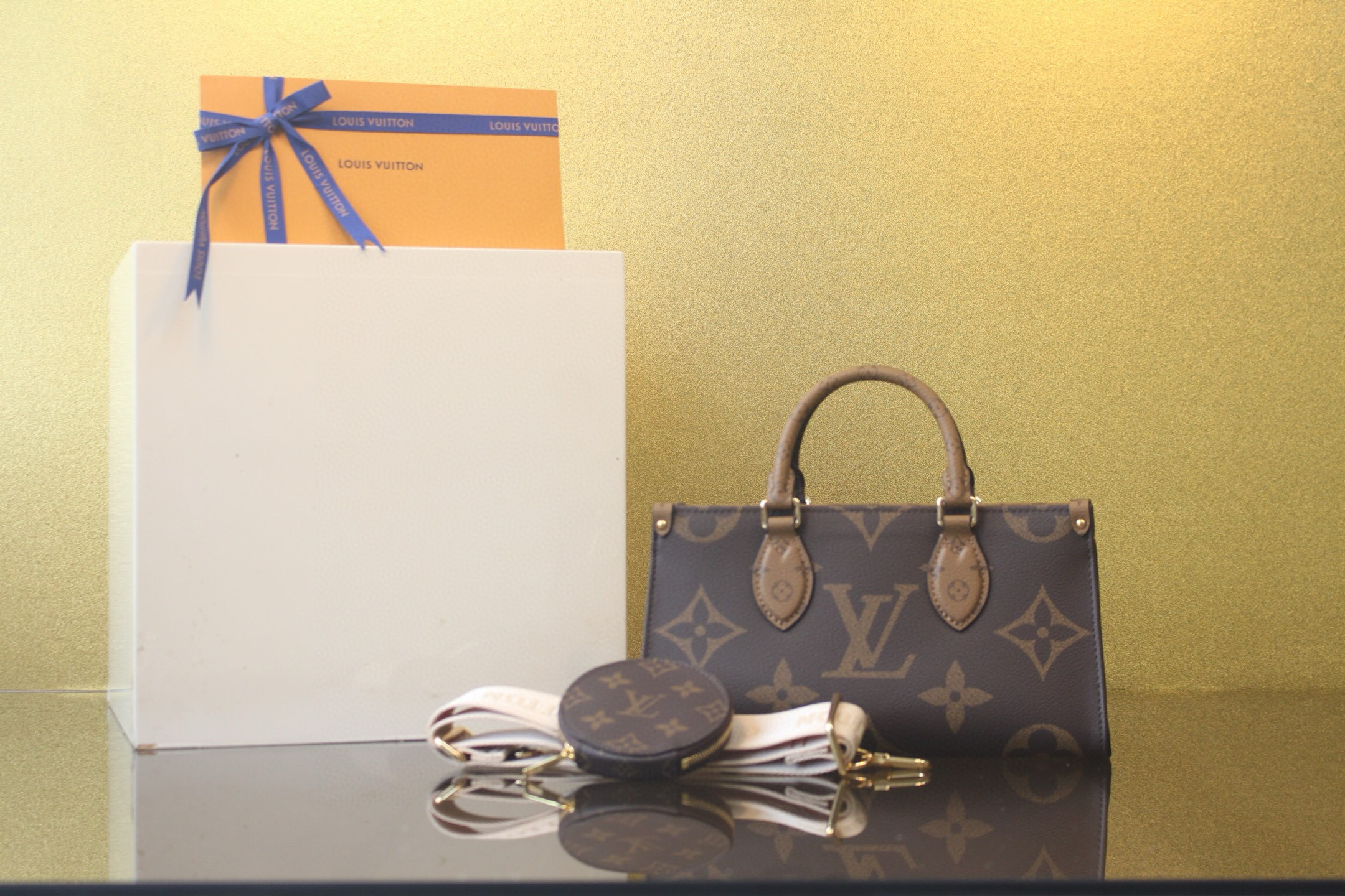 [LOUIS VUITTON] 루이비통 온더고 이스트웨스트 리버시블 모노그램 M46653