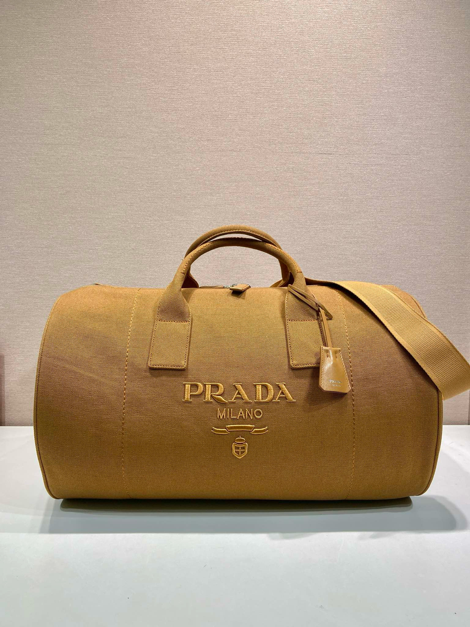 [PRADA] 프라다 엠보스드 로고 더플 백 2VC051