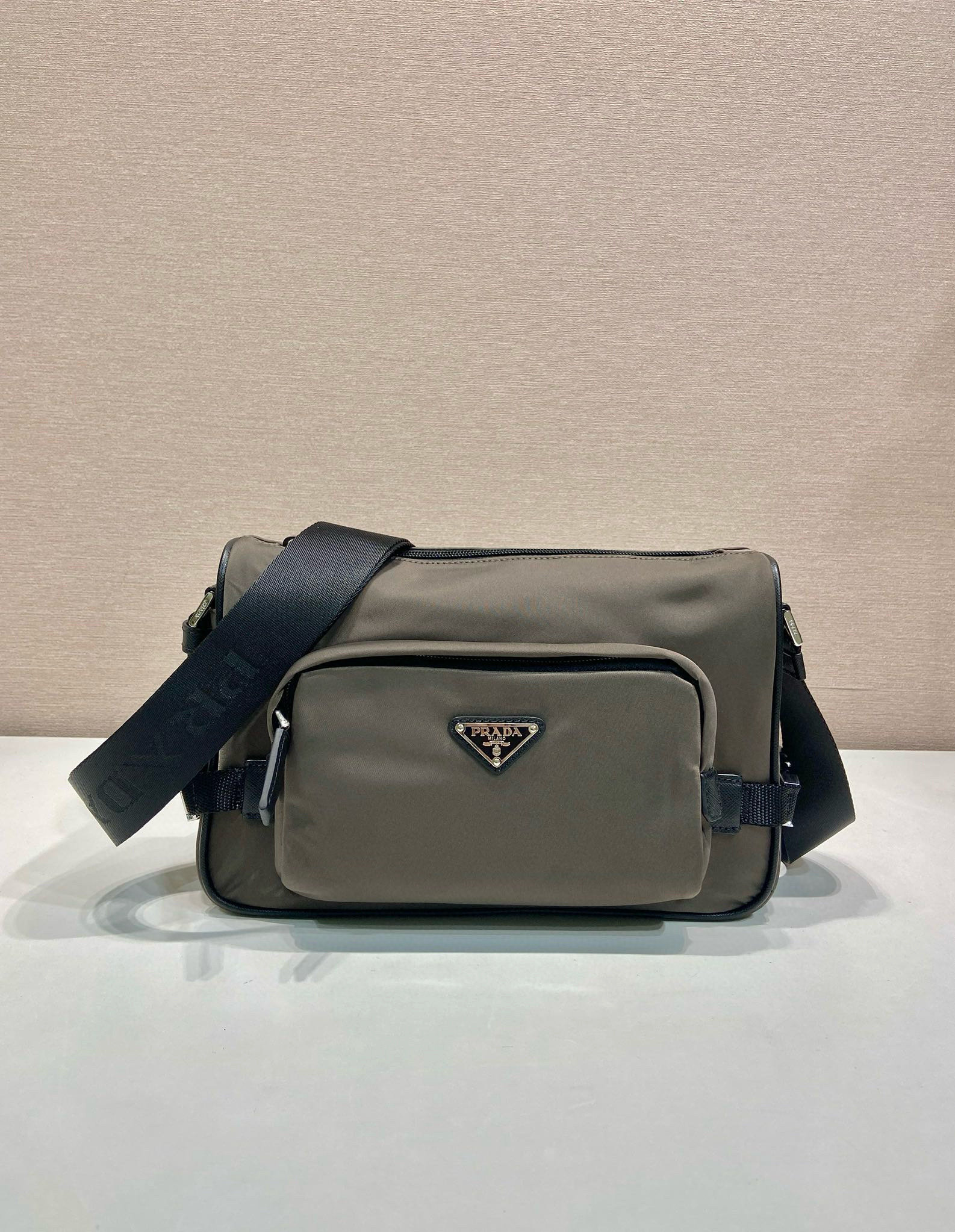 [PRADA] 프라다 리나일론 사피아노 미디엄 숄더백 2VH192