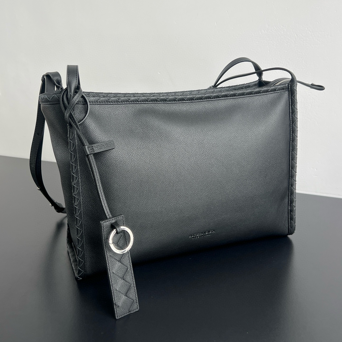 [BOTTEGA VENETA] 보테가베네타 코리에레 메신저 블랙 826852