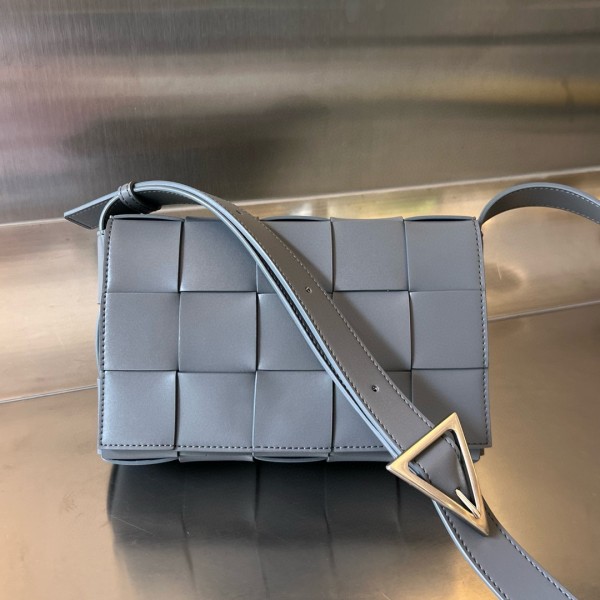 [BOTTEGA VENETA] 보테가베네타 미디엄 카세트 메신저백 708768