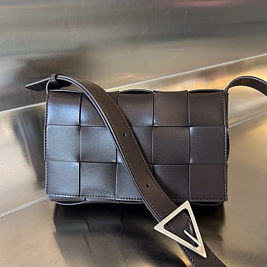 [BOTTEGA VENETA] 보테가베네타 미디엄 카세트 메신저백 708768