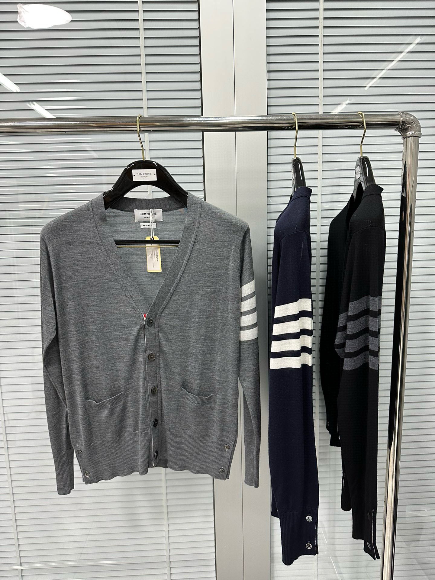 [Thom Browne] 톰브라운 블랙 울 V넥 가디건 남녀공용