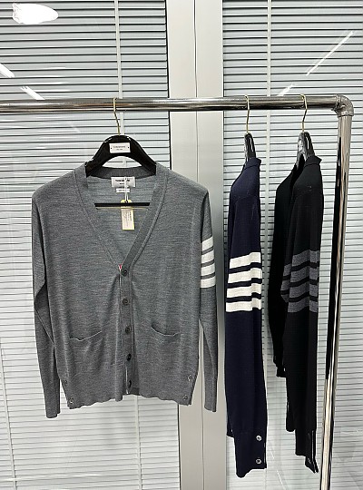 [Thom Browne] 톰브라운 블랙 울 V넥 가디건 남녀공용