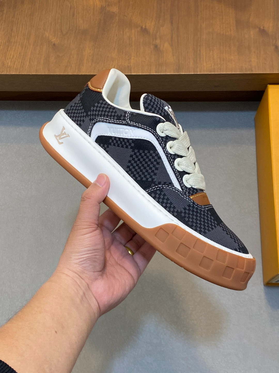 [LOUIS VUITTON] 루이비통 틸티드 스니커즈 남성용