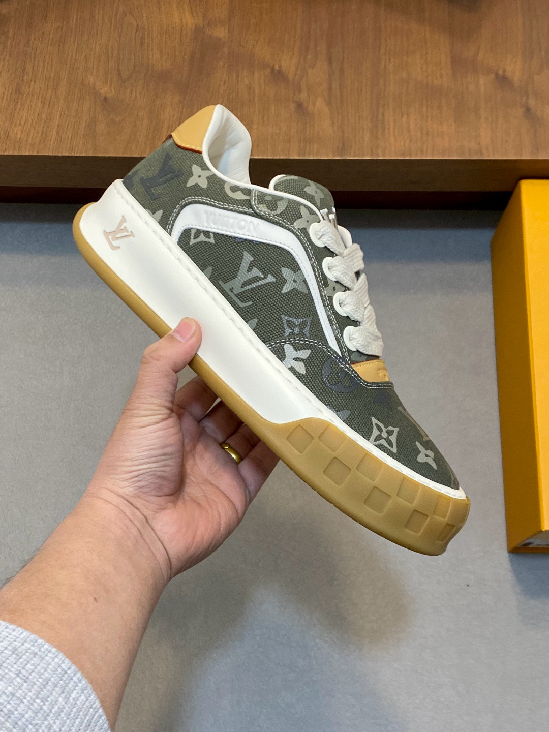 [LOUIS VUITTON] 루이비통 틸티드 스니커즈 남성용