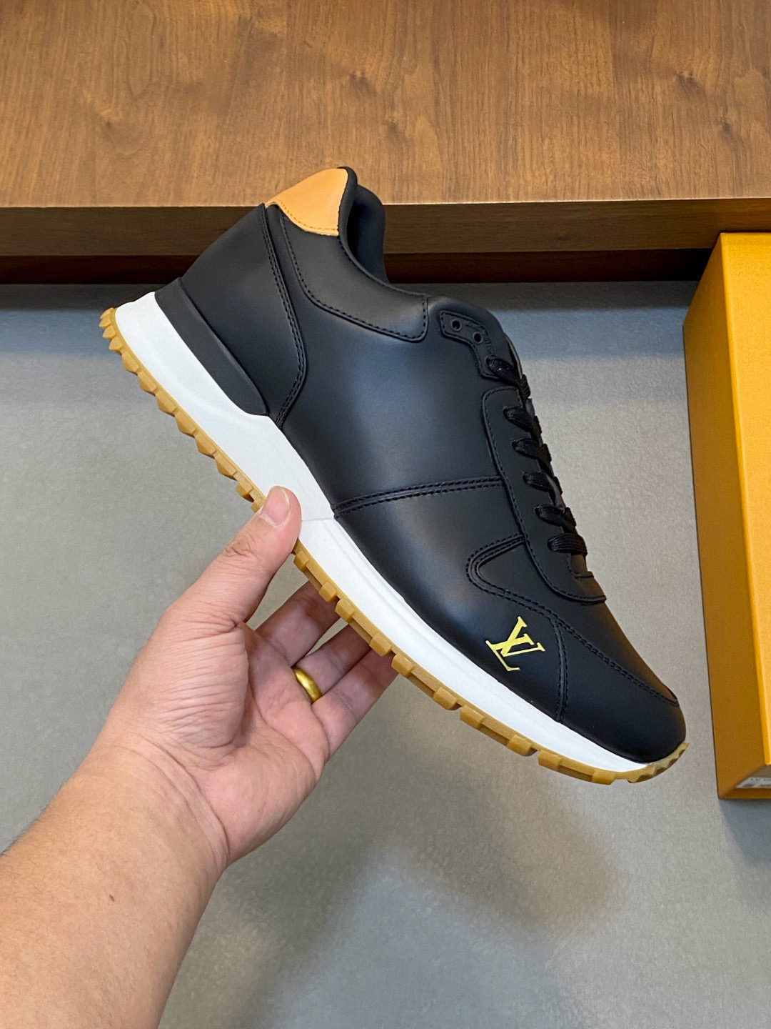 [LOUIS VUITTON] 루이비통 런어웨이 스니커즈 남성용